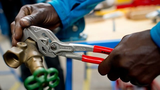Der Zentralverband des Deutschen Handwerks fordert von der Bundesregierung Perspektiven für integrierte Flüchtlinge. Der Zentralverband des Deutschen Handwerks fordert von der Bundesregierung Perspektiven für integrierte Flüchtlinge.