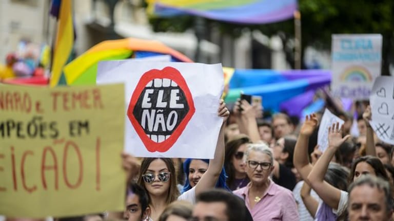 "Ele não" ("Der nicht"): Demonstranten protestieren in Curitiba gegen Jair Bolsonaro.
