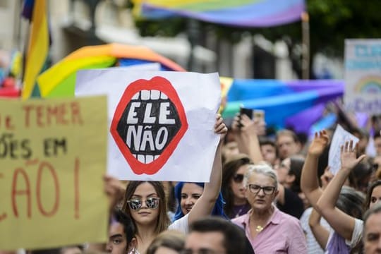 "Ele não" ("Der nicht"): Demonstranten protestieren in Curitiba gegen Jair Bolsonaro.