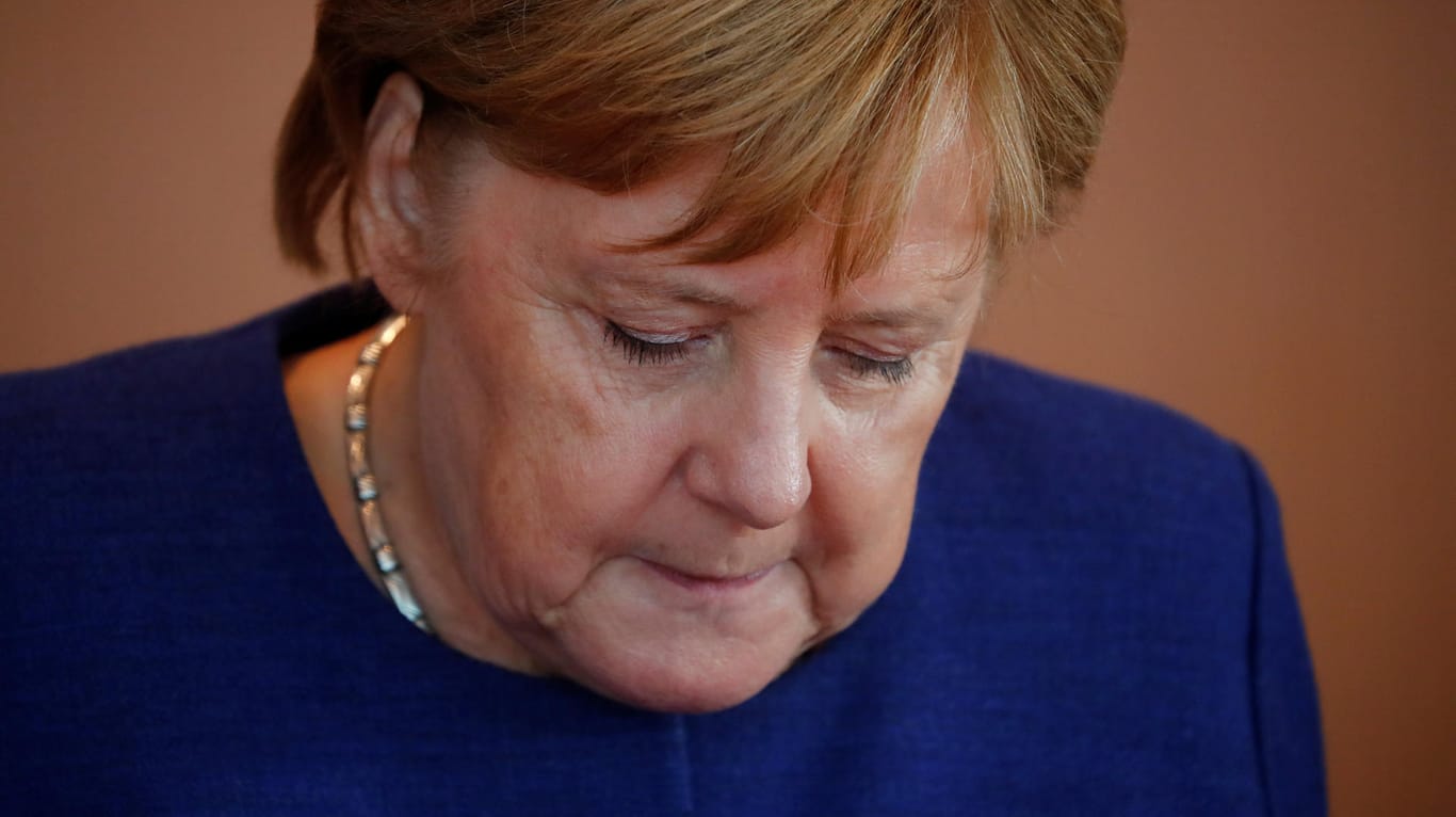 Bundeskanzlerin Angela Merkel bei der wöchentlichen Kabinettssitzung: Eine neue Emnid-Umfrage hat ergeben, dass nur noch 48 Prozent der Bevölkerung in Angela Merkel die richtige im Kanzleramt sehen.
