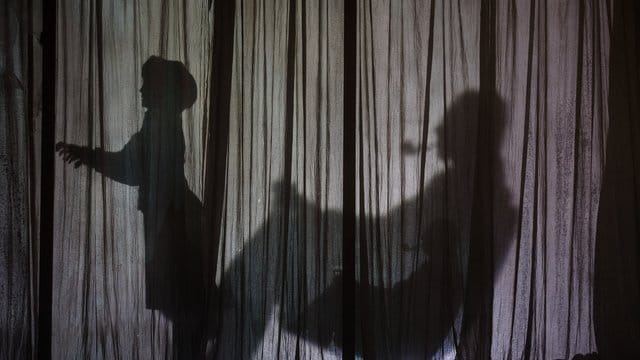 Hinter dem Vorhang des "Kanzlerbungalows": Ein Jahr nach dem Tod von Alt-Bundeskanzler Helmut Kohl (CDU), bringt das Nationaltheater Mannheim "Der Elefantengeist" auf die Bühne. Hinter dem Vorhang des "Kanzlerbungalows": Ein Jahr nach dem Tod von Alt-Bundeskanzler Helmut Kohl (CDU), bringt das Nationaltheater Mannheim "Der Elefantengeist" auf die Bühne.