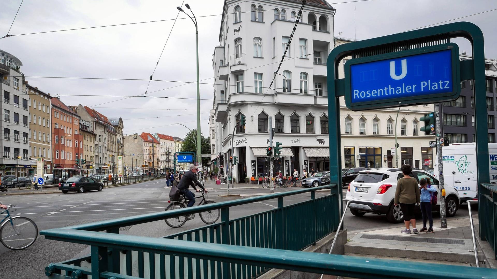 Der Rosenthaler Platz in Berlin-Mitte: Dort ist in der Nacht ein 31-Jähriger von zwei Männern mit antisemitischem Motiv verprügelt worden. Der Rosenthaler Platz in Berlin-Mitte: Dort ist in der Nacht ein 31-Jähriger von zwei Männern mit antisemitischem Motiv verprügelt worden.