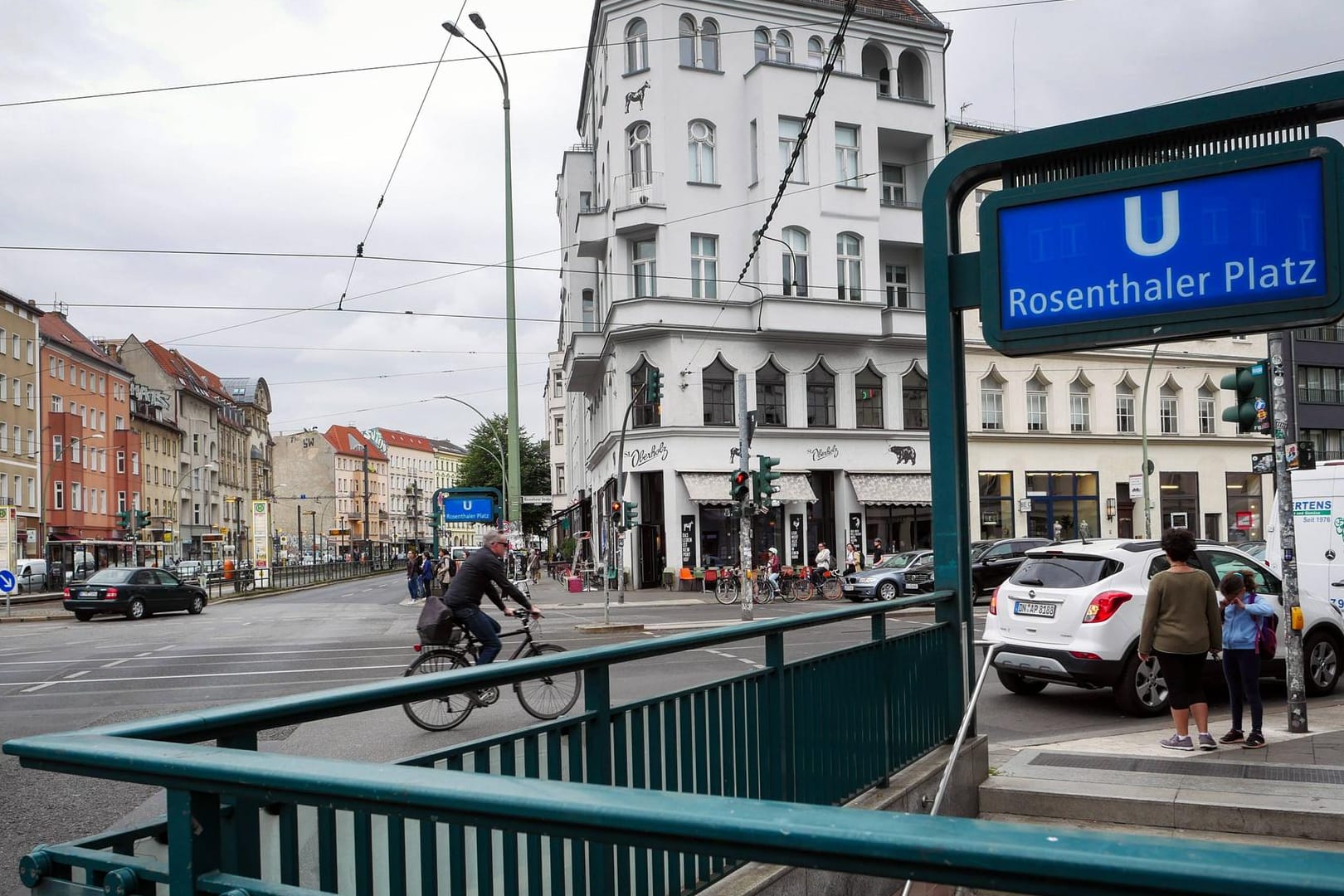 Der Rosenthaler Platz in Berlin-Mitte: Dort ist in der Nacht ein 31-Jähriger von zwei Männern mit antisemitischem Motiv verprügelt worden.