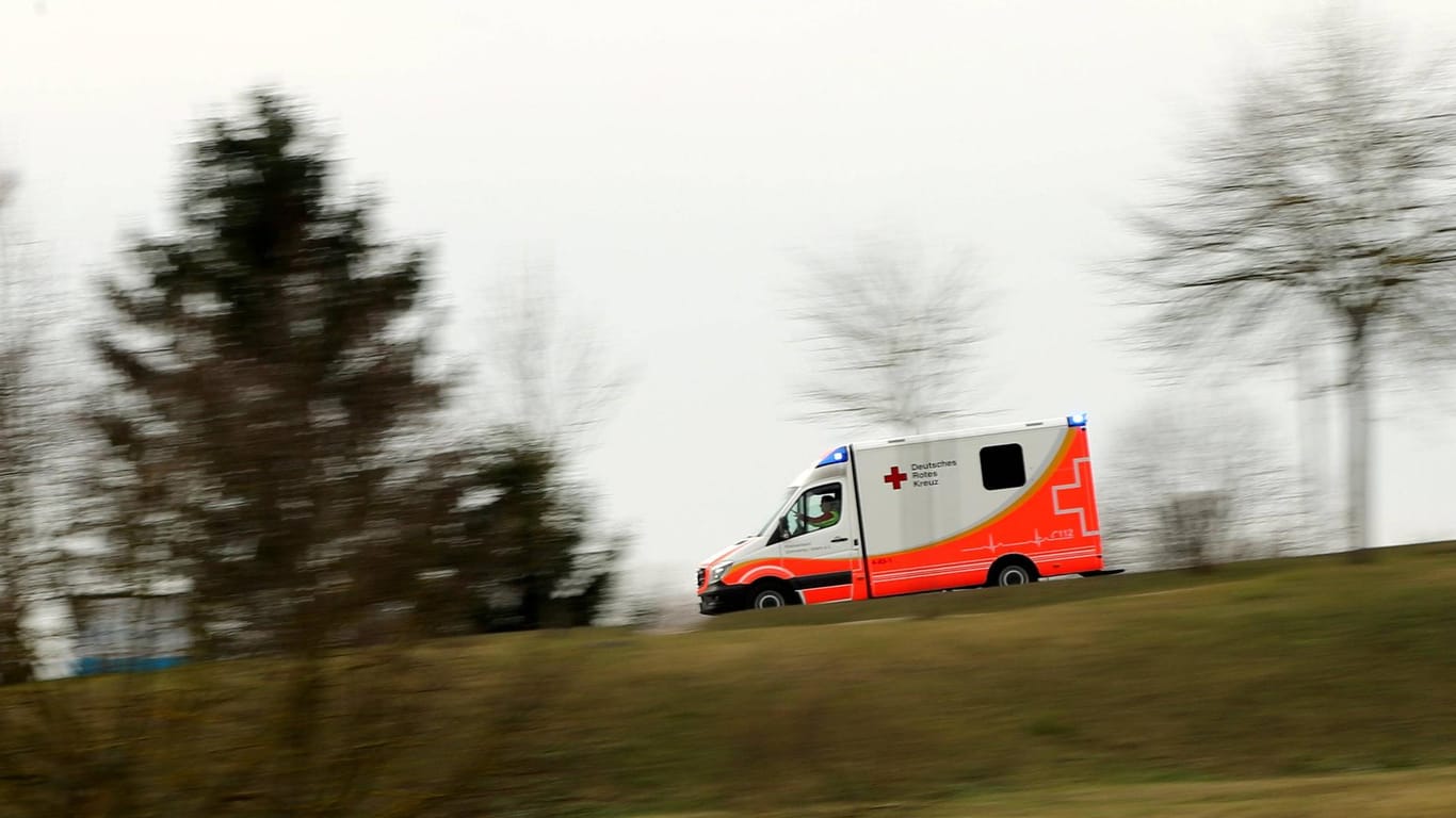 Krankenwagen im Einsatz (Symbolbild): Bei Achstetten wurde ein Mann von seinem eigenen Traktor überrollt.