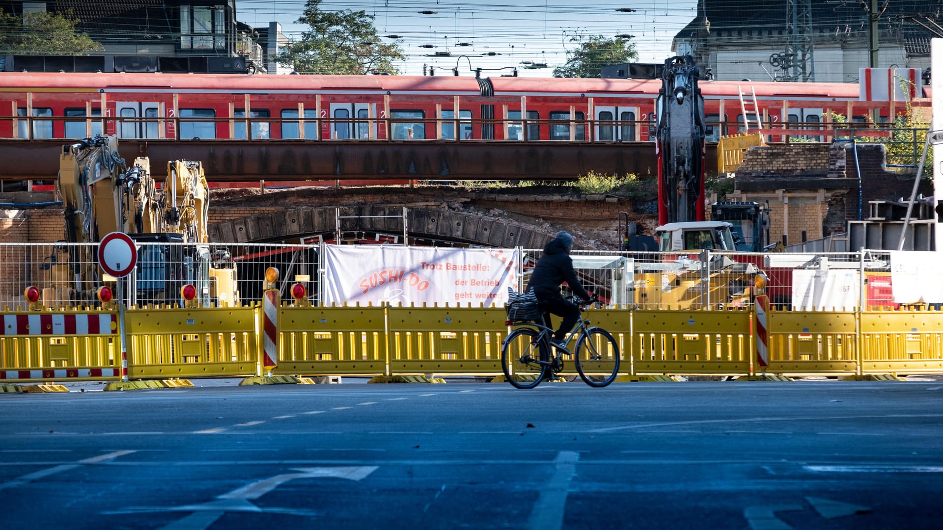 Bauarbeiten an einer alten Bahnbrücke in der Innenstadt von Hannover: Eine Brückenerneuerung beeinträchtigt in den ersten beiden Oktoberwochen den Bahnverkehr in Niedersachsen und darüber hinaus. Bauarbeiten an einer alten Bahnbrücke in der Innenstadt von Hannover: Eine Brückenerneuerung beeinträchtigt in den ersten beiden Oktoberwochen den Bahnverkehr in Niedersachsen und darüber hinaus.