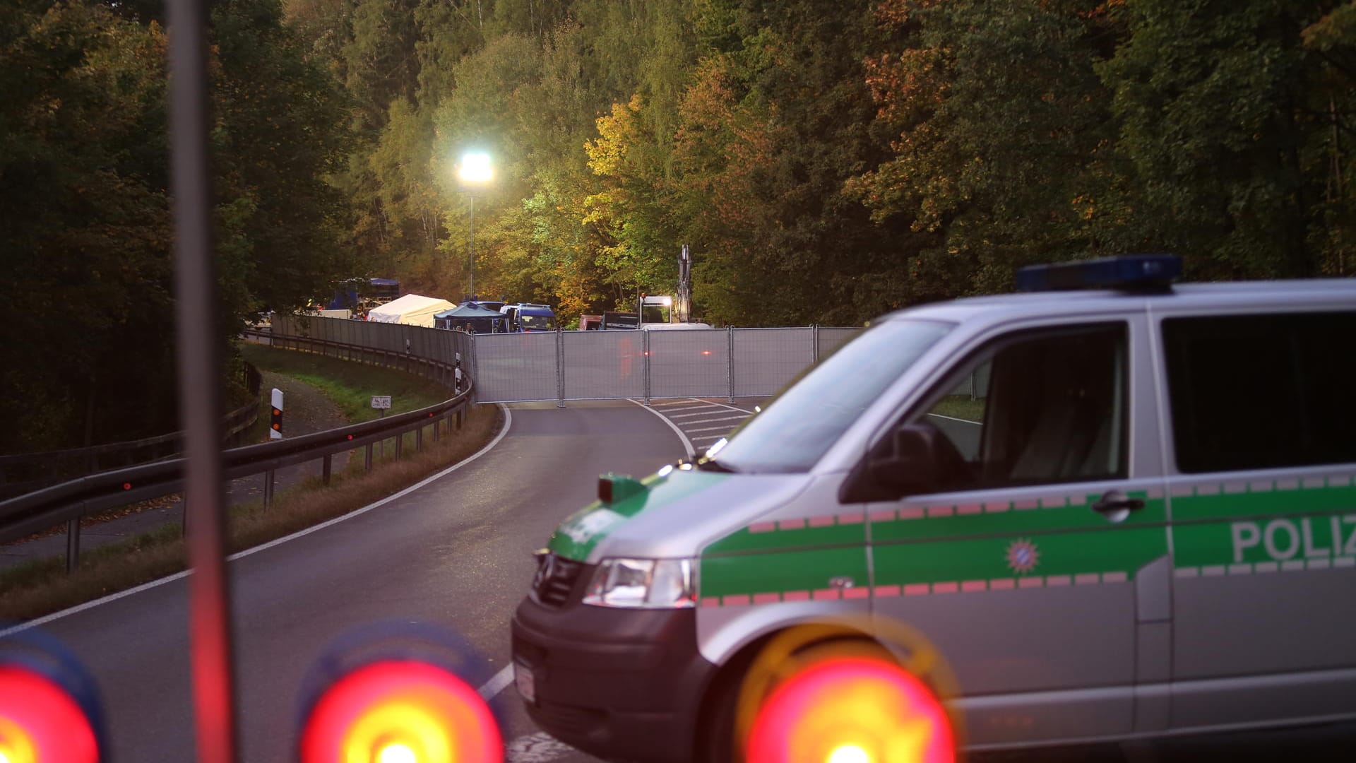 Die Staatsstraße zwischen Naila und Bad Streben wird aufgegraben: Nach eingegangenen Hinweisen sucht die Polizei nach Leichenteilen einer seit rund 30 Jahren vermissten Frau. Die Staatsstraße zwischen Naila und Bad Streben wird aufgegraben: Nach eingegangenen Hinweisen sucht die Polizei nach Leichenteilen einer seit rund 30 Jahren vermissten Frau.