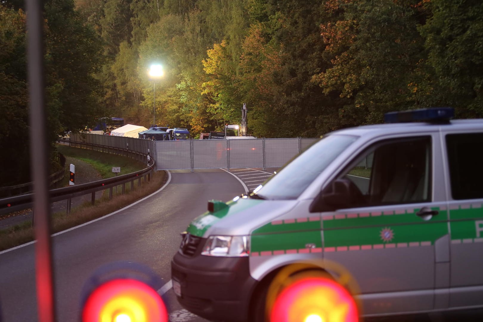 Die Staatsstraße zwischen Naila und Bad Streben wird aufgegraben: Nach eingegangenen Hinweisen sucht die Polizei nach Leichenteilen einer seit rund 30 Jahren vermissten Frau.