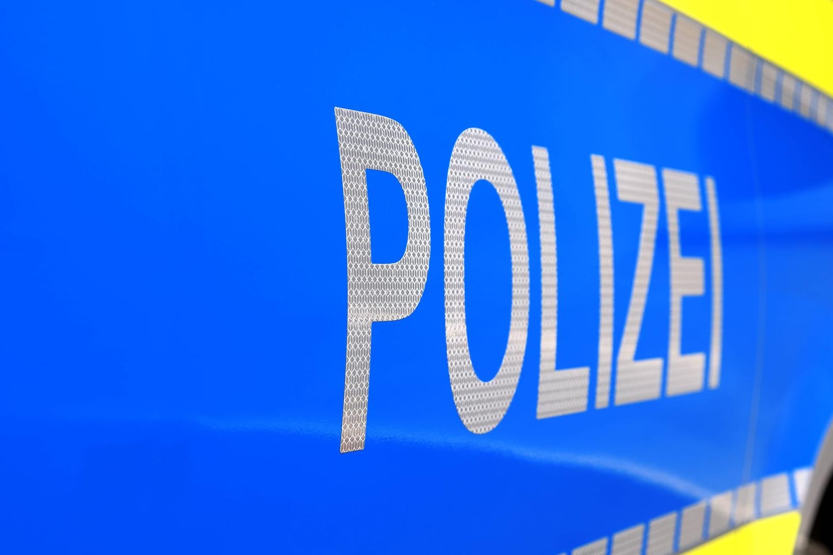 Auto der Polizei im Einsatz (Symbolbild): Die Kripo prüft, ob es sich bei dem Angriff auf einen Türkischstämmigen in Köln um eine Tat aus Fremdenfeindlichkeit handelt.