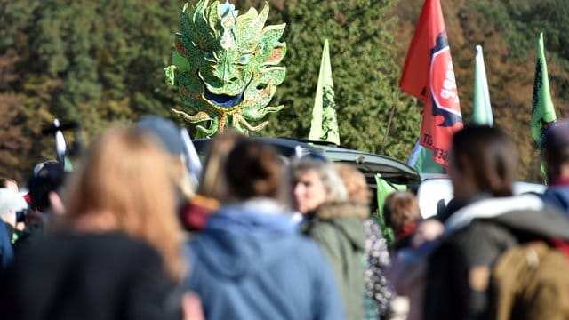 Zu einer Anti-Rodungs-Protestkundgebung kamen laut den Veranstaltern mehr als 10. Zu einer Anti-Rodungs-Protestkundgebung kamen laut den Veranstaltern mehr als 10.