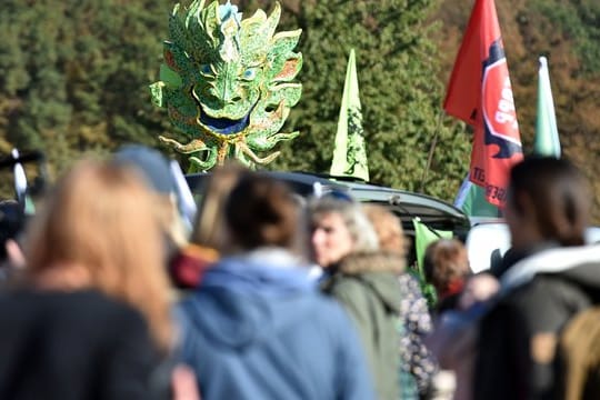 Zu einer Anti-Rodungs-Protestkundgebung kamen laut den Veranstaltern mehr als 10.