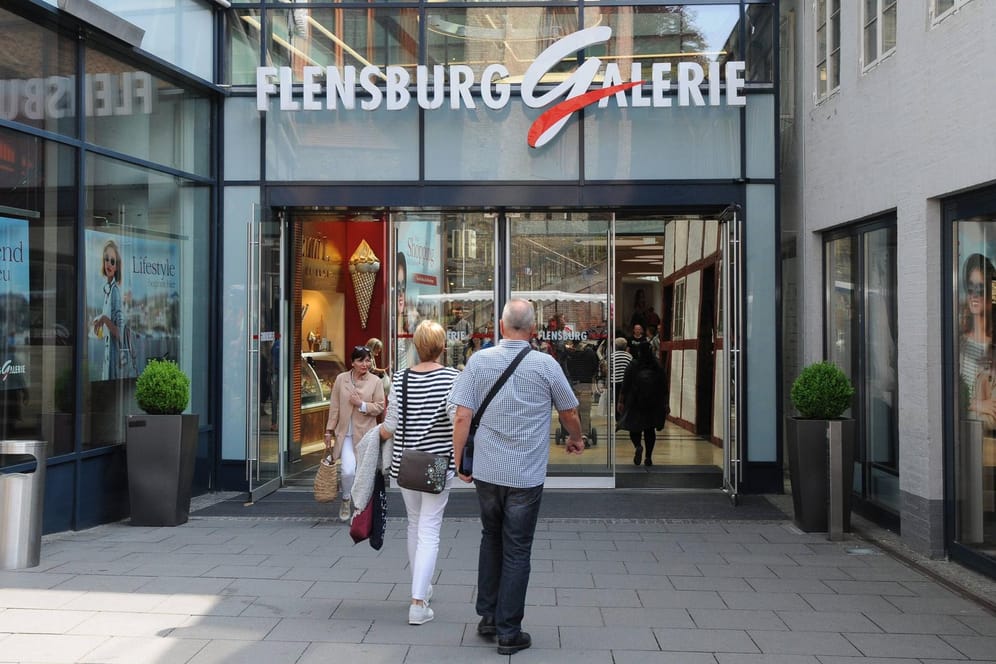Eingang der "Flensburg Galerie": Die Einkaufspassage musste wegen einer Bombendrohung schließen.