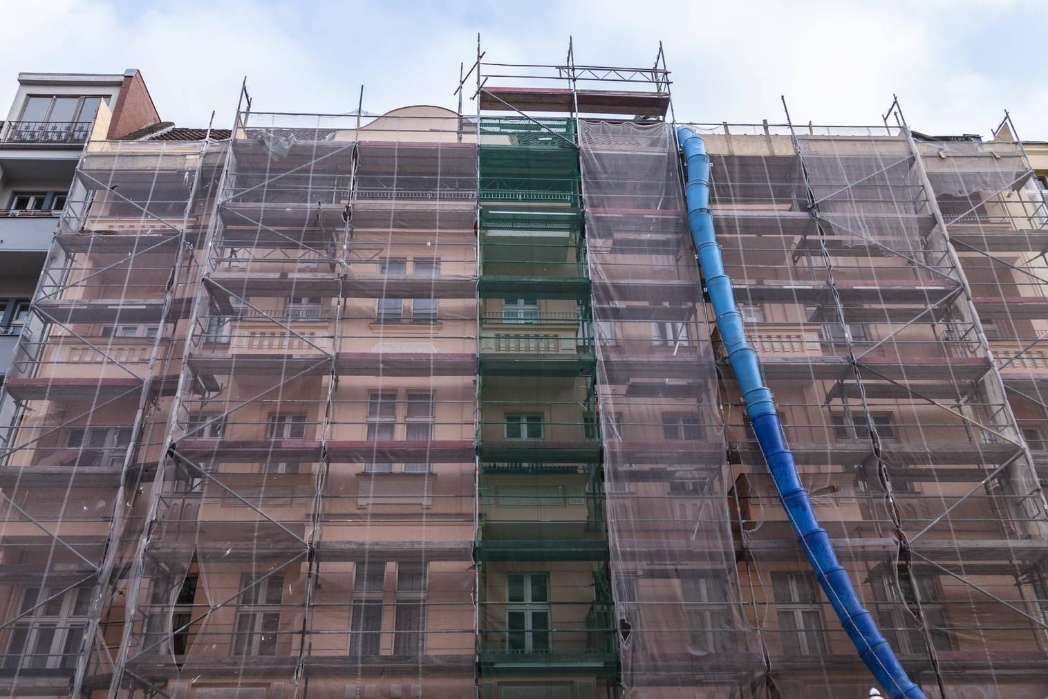 Baugerüst an einem Altbau in Berlin-Wedding (Symbolbild): Ähnlich dürfte das Baugerüst aussehen, über das sich der Einbrecher Zugang zur Wohnung des Opfers verschafft hat.