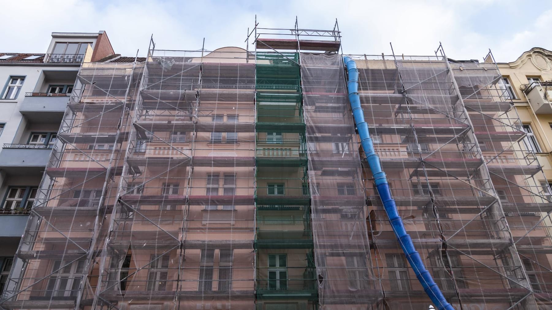 Baugerüst an einem Altbau in Berlin-Wedding (Symbolbild): Ähnlich dürfte das Baugerüst aussehen, über das sich der Einbrecher Zugang zur Wohnung des Opfers verschafft hat. Baugerüst an einem Altbau in Berlin-Wedding (Symbolbild): Ähnlich dürfte das Baugerüst aussehen, über das sich der Einbrecher Zugang zur Wohnung des Opfers verschafft hat.