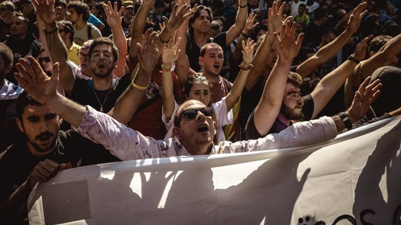 Katalanische Unabhängigkeitsbefürworter rufen politische Parolen bei einer Kundgebung in Barcelona.