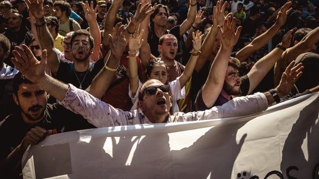 Katalanische Unabhängigkeitsbefürworter rufen politische Parolen bei einer Kundgebung in Barcelona. Katalanische Unabhängigkeitsbefürworter rufen politische Parolen bei einer Kundgebung in Barcelona.