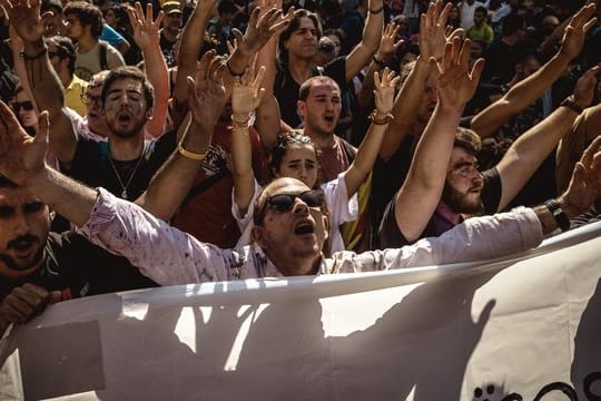 Katalanische Unabhängigkeitsbefürworter rufen politische Parolen bei einer Kundgebung in Barcelona.