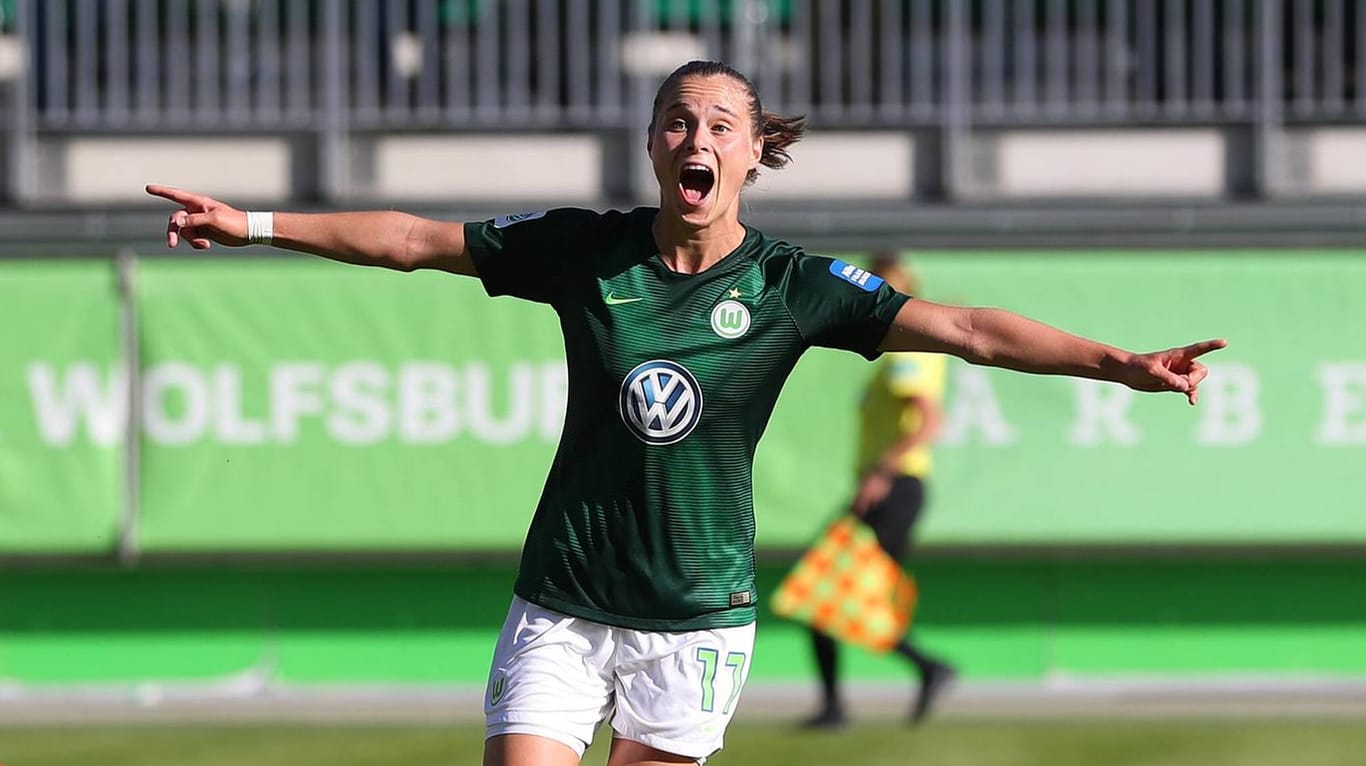 Wolfsburgs Ewa Pajor jubelt: Die Stürmerin erzielte insgesamt drei Tore beim Kantersieg gegen den FC Bayern.