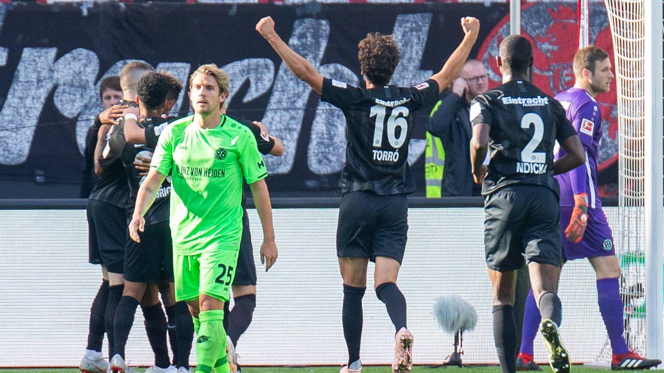 Während die Spieler von Eintracht Frankfurt (schwarz) das 3:0 bejubeln, ist Hannovers Oliver Sorg (grün) sichtlich enttäuscht.