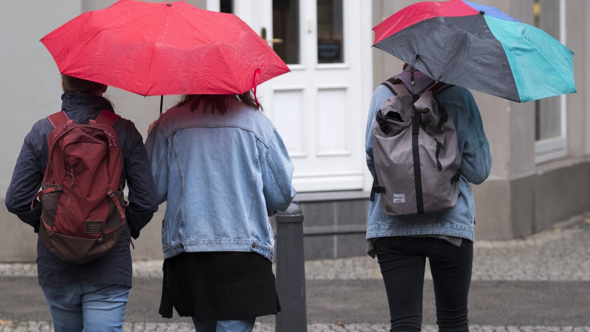 Junge Frauen mit Regenschirmen in Berlin: Der Oktoberbeginn wird in ganz Deutschland ungemütlich. Junge Frauen mit Regenschirmen in Berlin: Der Oktoberbeginn wird in ganz Deutschland ungemütlich.