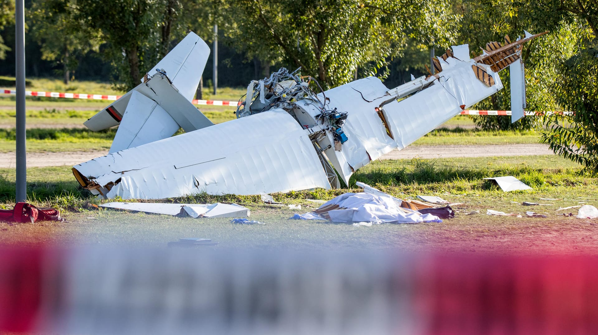 Absturzstelle an der A 52: Der junge Pilot konnte nur noch tot geborgen werden. Absturzstelle an der A 52: Der junge Pilot konnte nur noch tot geborgen werden.
