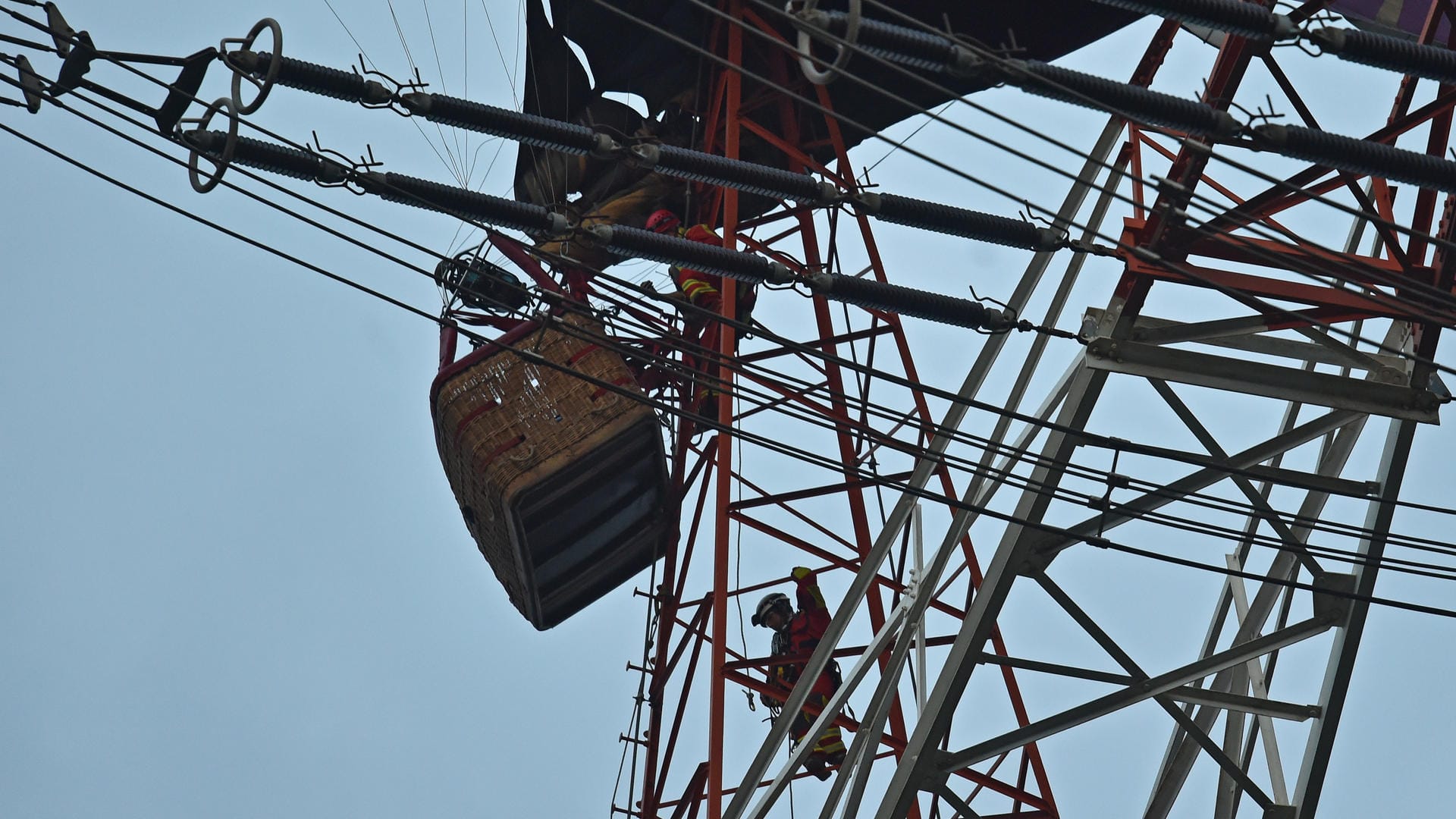 Sechs Menschen in Not: Ihr Heißluftballon verfing sich an einem Strommasten. Sechs Menschen in Not: Ihr Heißluftballon verfing sich an einem Strommasten.