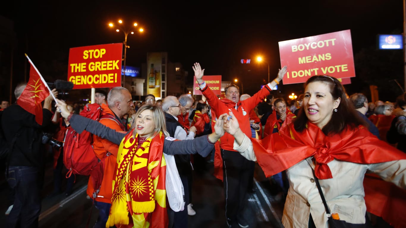 Freude über den breiten Wahlboykott: Gegner des Referendums feiern in Skopje.