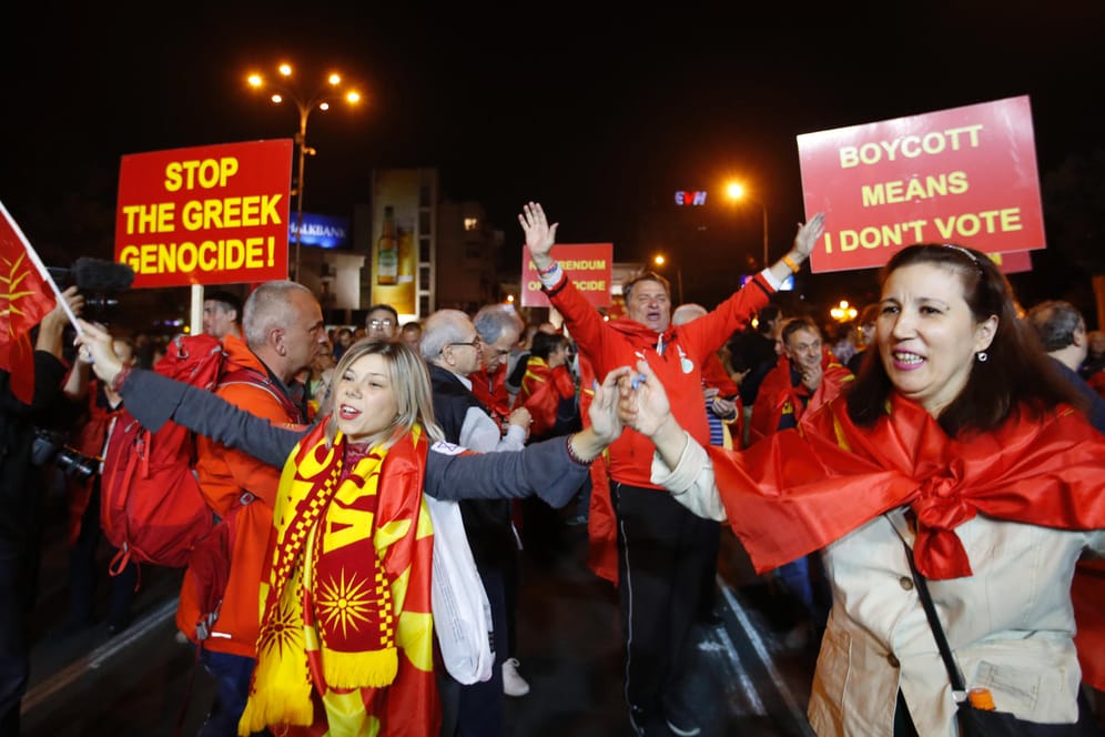 Freude über den breiten Wahlboykott: Gegner des Referendums feiern in Skopje.