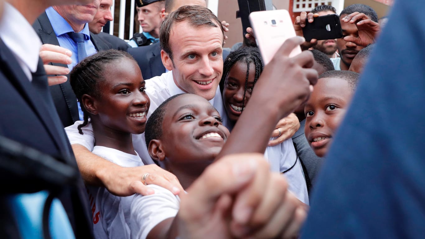Macron lässt sich von Kindern aus dem Ort Quartier d'Orleans auf der Insel Saint Martin für "Selfies" fotografieren: Die französischen Karibik-Inseln waren vor einem Jahr von einem schweren Hurrikan getroffen worden.