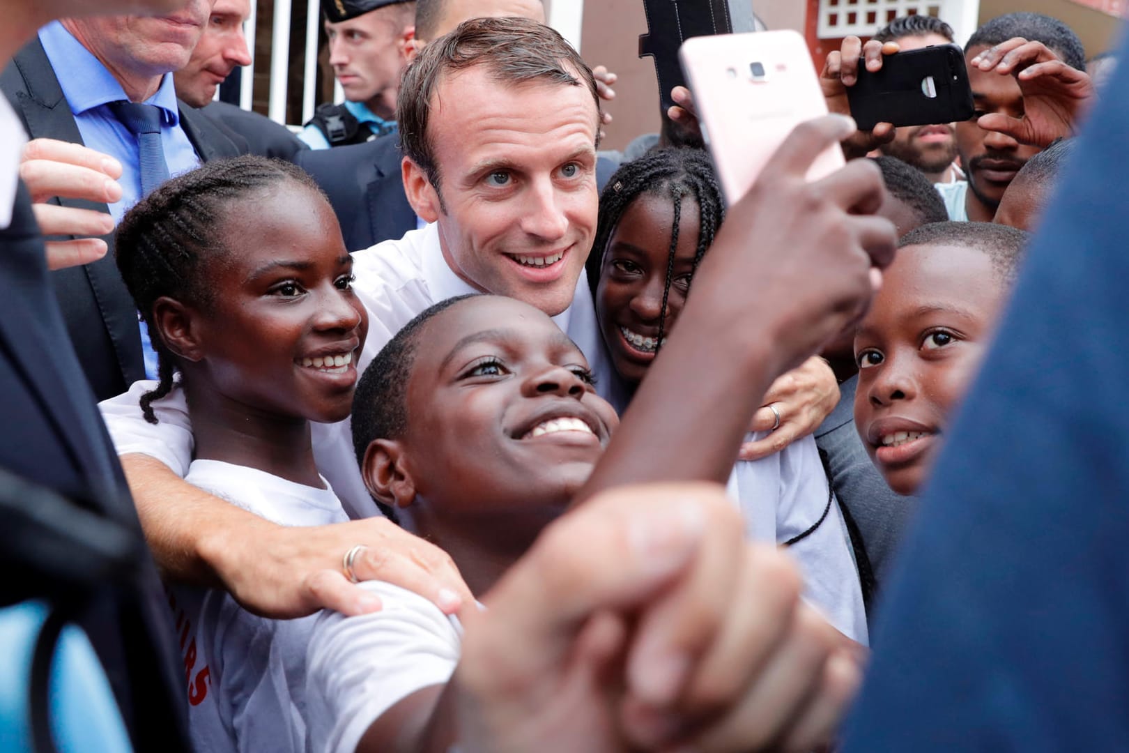 Macron lässt sich von Kindern aus dem Ort Quartier d'Orleans auf der Insel Saint Martin für "Selfies" fotografieren: Die französischen Karibik-Inseln waren vor einem Jahr von einem schweren Hurrikan getroffen worden.