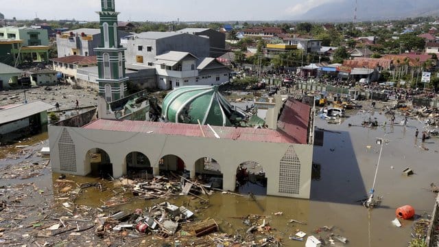 Inmitten von Trümmern und noch immer überschwemmt: die Moschee von Palu. Inmitten von Trümmern und noch immer überschwemmt: die Moschee von Palu.