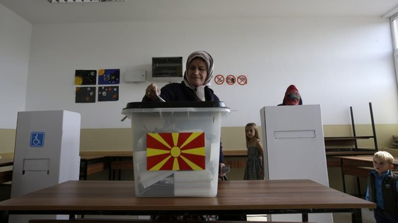 Eine Frau gibt in einem Wahllokal ihre Stimme ab.