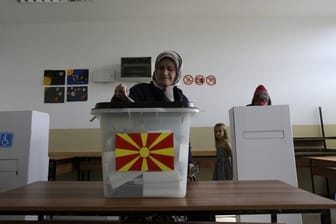 Eine Frau gibt in einem Wahllokal ihre Stimme ab.
