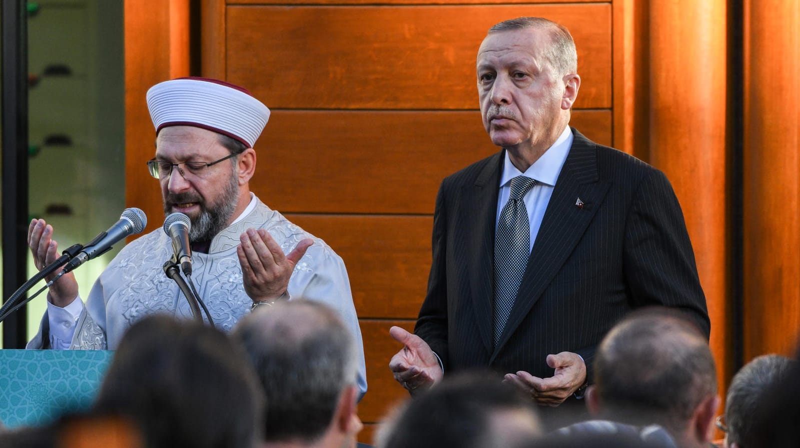 Köln: Recep Tayyip Erdogan betet mit Imam Ali Erbas bei der Eröffnung der Ditib-Zentralmoschee.