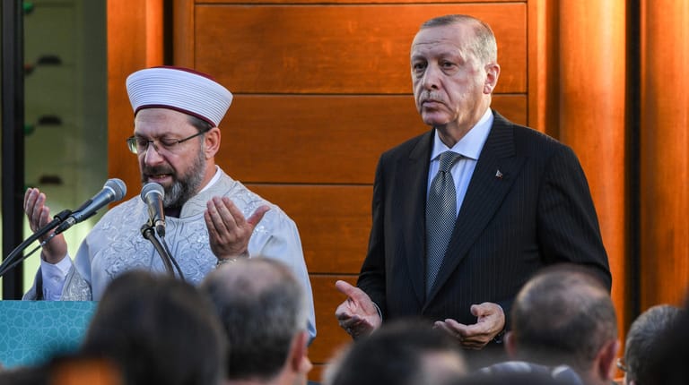 Köln: Recep Tayyip Erdogan betet mit Imam Ali Erbas bei der Eröffnung der Ditib-Zentralmoschee.