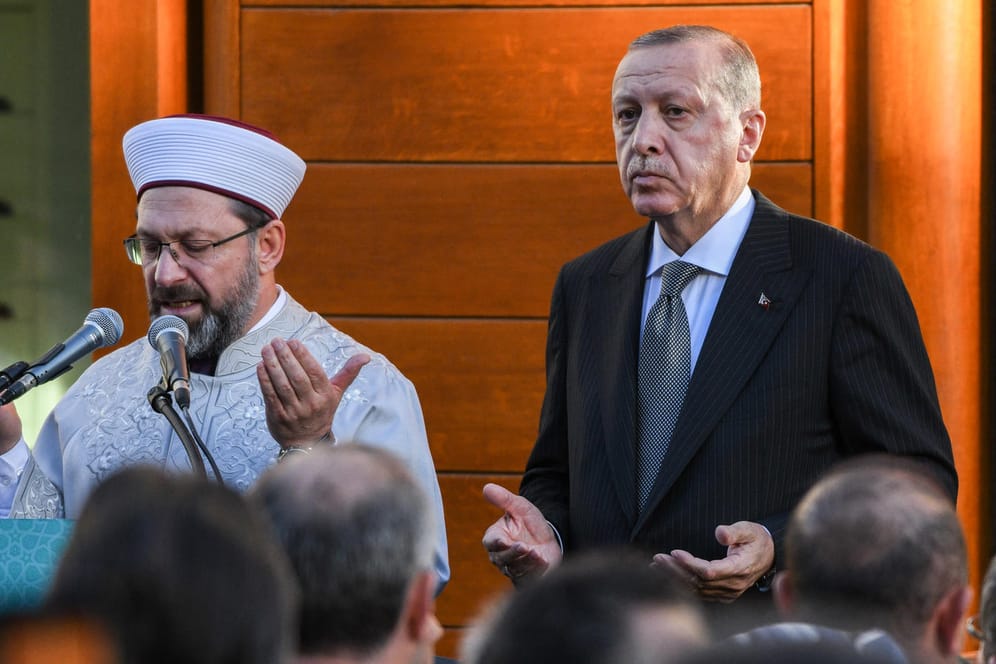 Köln: Recep Tayyip Erdogan betet mit Imam Ali Erbas bei der Eröffnung der Ditib-Zentralmoschee.