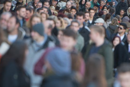 Laut einer Umfrage nimmt die Zufriedenheit mit der gelebten Demokratie in Deutschland ab.