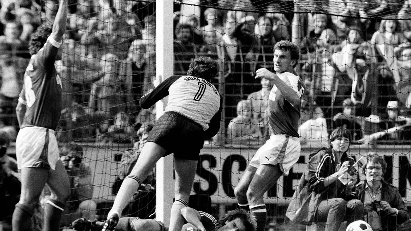 Legendäres Einwurftor von Uwe Reinders: Jean-Marie Pfaff (m.) patzt im August 1982 in seinem ersten Spiel für den FC Bayern.
