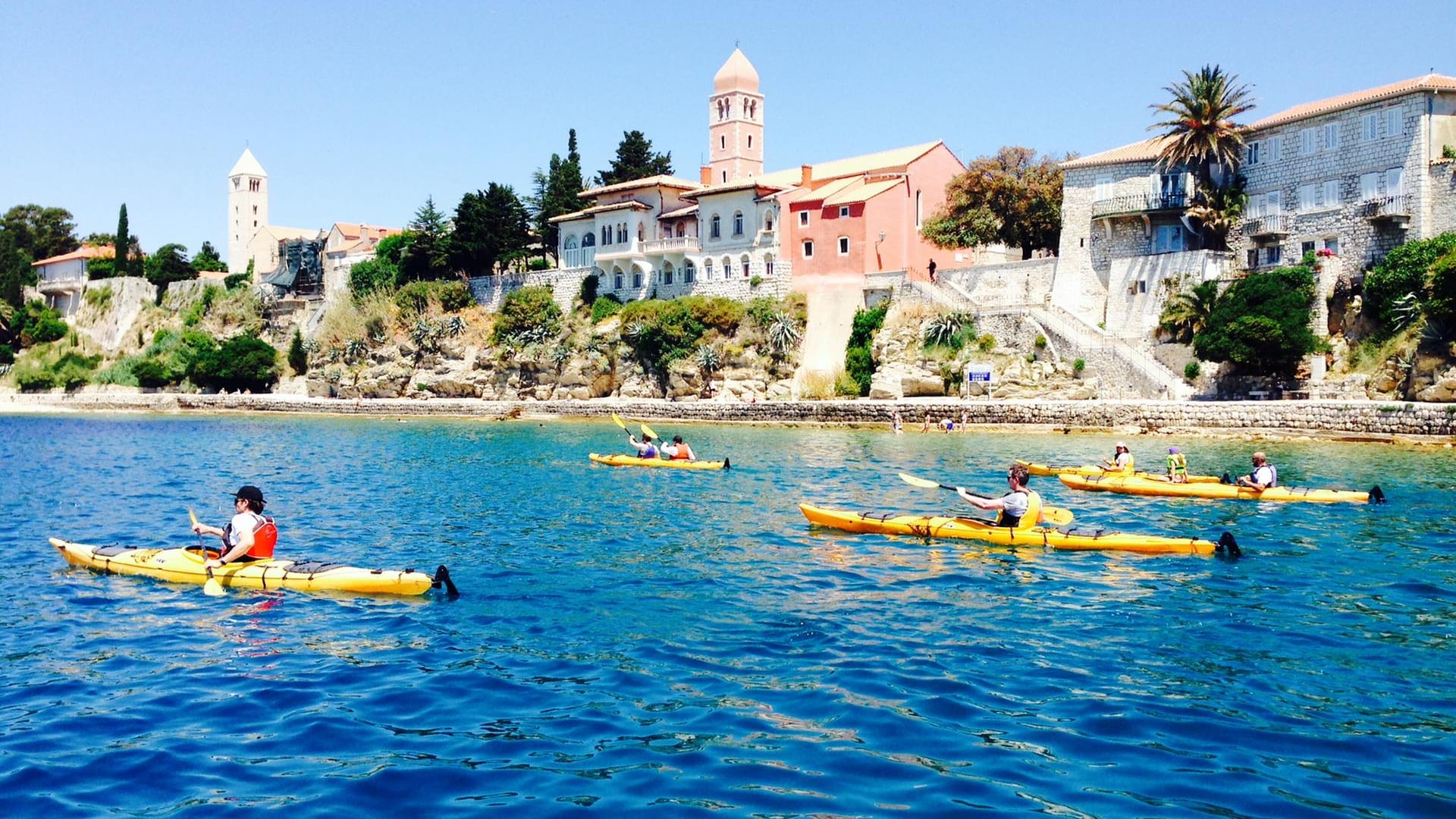 Mit einem Kajak die Insel Rab zu entdecken, ist ein ganz besonderes Urlaubsabenteuer.