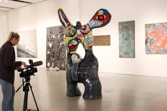 Robin Williams Skulptur der französischen Künstlerin Niki de Saint-Phalle kommt unter den Hammer.