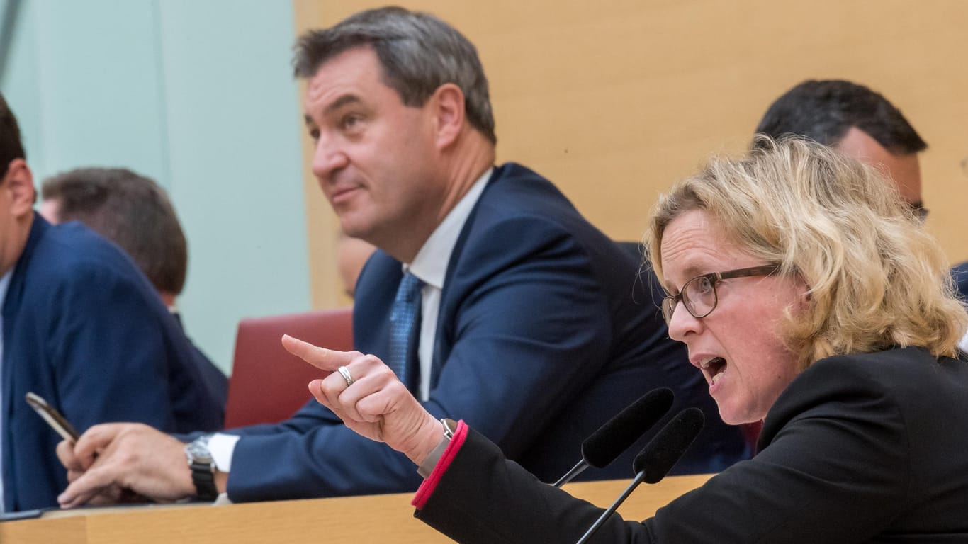 Natascha Kohnen im Landtag, im Hintergrund sitzt Markus Söder: Die bayerische SPD-Chefin kritisiert die Wohnungsbaupolitik der CSU scharf.