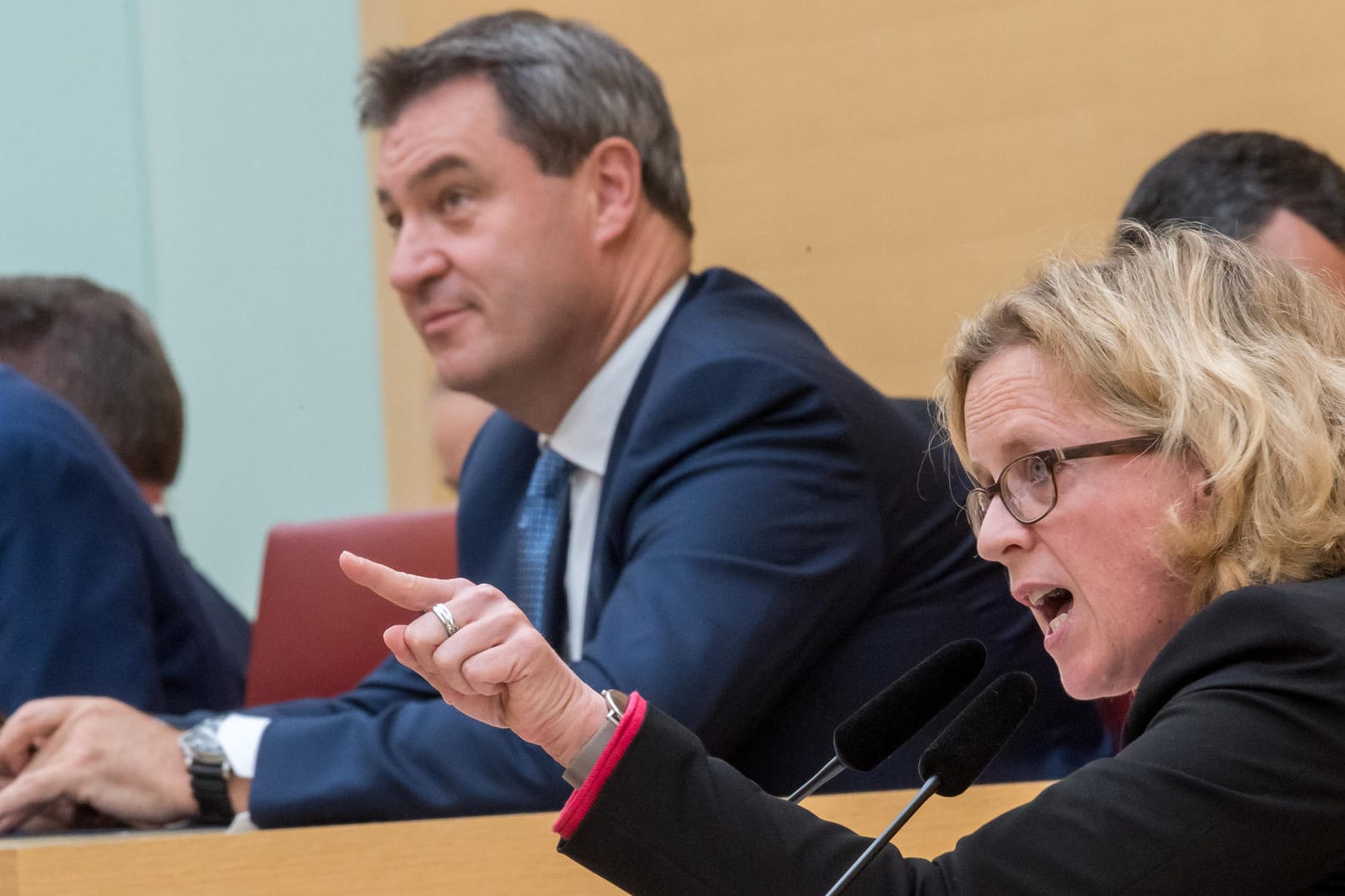 Natascha Kohnen im Landtag, im Hintergrund sitzt Markus Söder: Die bayerische SPD-Chefin kritisiert die Wohnungsbaupolitik der CSU scharf.