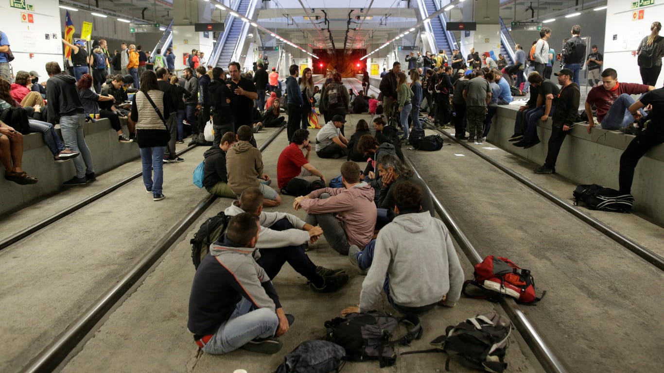 Separatisten blockieren Bahngleise in Girona: Der jahrelange Streit um die Abspaltung Kataloniens ist im vorigem Jahr eskaliert.