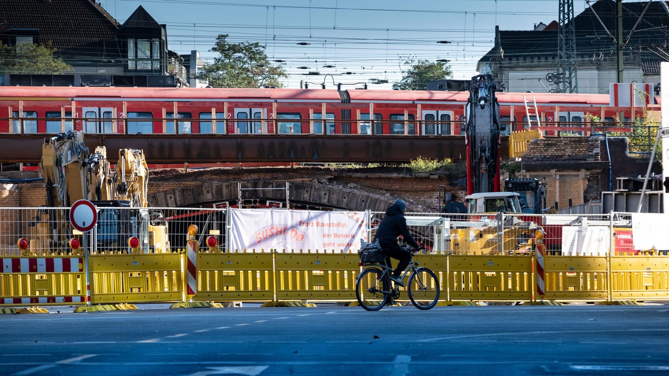 Bauarbeiten an einer alten Bahnbrücke: Die meisten IC- und ICE-Züge halten Anfang Oktober nicht am Hauptbahnhof in Hannover.