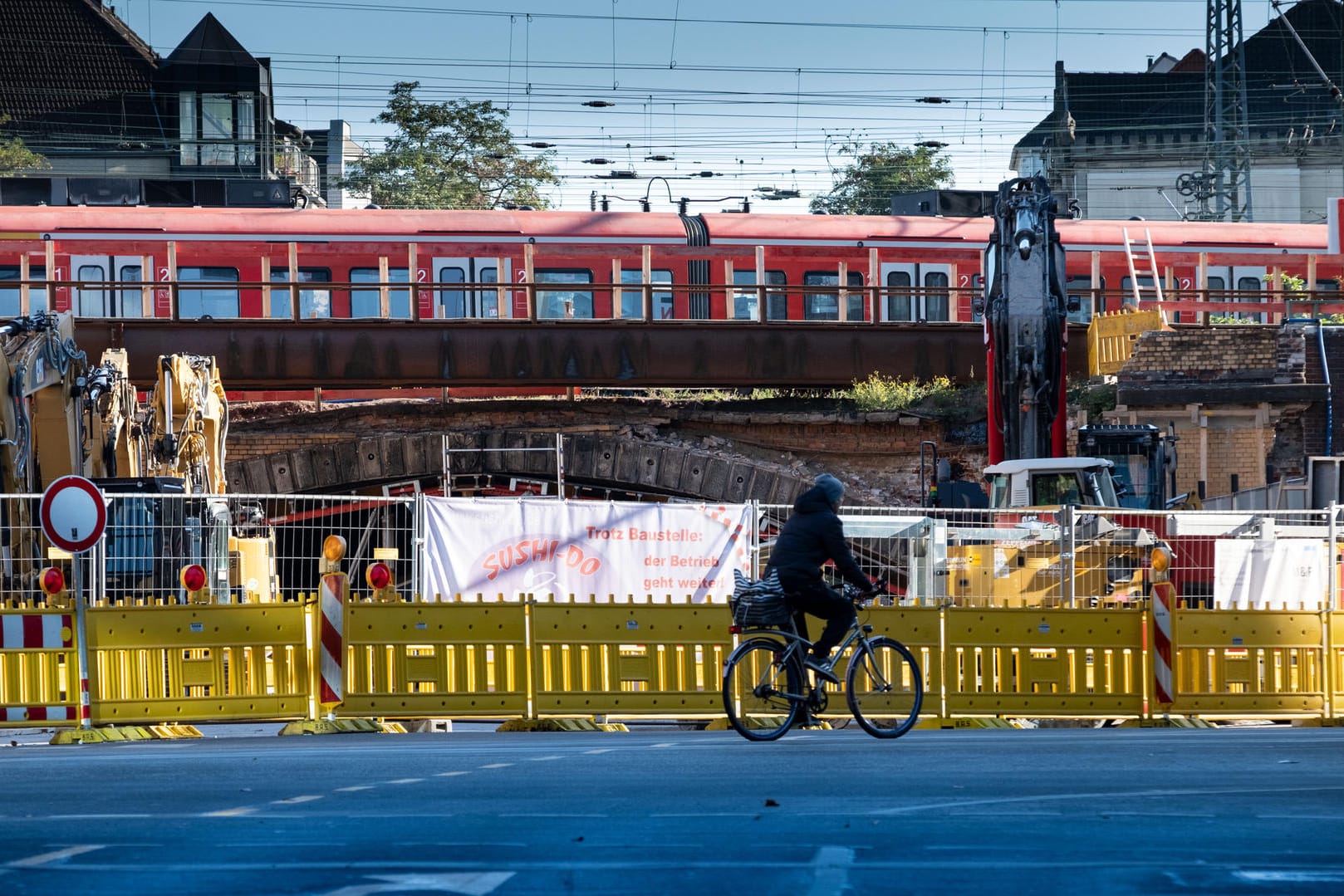 Bauarbeiten an einer alten Bahnbrücke: Die meisten IC- und ICE-Züge halten Anfang Oktober nicht am Hauptbahnhof in Hannover.