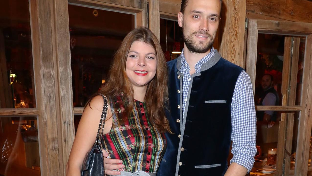 Feiern auf dem Oktoberfest: Julia Tewaag und ihr Mann Tobias Frank im Festzelt.