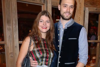 Feiern auf dem Oktoberfest: Julia Tewaag und ihr Mann Tobias Frank im Festzelt.