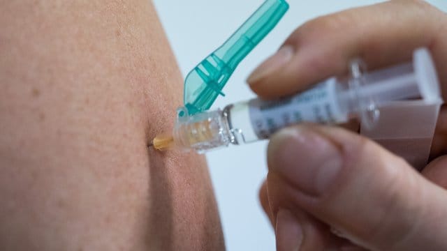 Bei Folgeschäden durch eine Grippeimpfung beim Betriebsarzt muss der Arbeitnehmer kein Schmerzensgeld zahlen. Bei Folgeschäden durch eine Grippeimpfung beim Betriebsarzt muss der Arbeitnehmer kein Schmerzensgeld zahlen.
