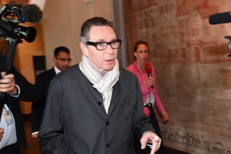 Jean-Claude Arnault im Bezirksgericht: Der Angeklagte sei der Vergewaltigung in der Nacht vom 5. auf den 6. Oktober 2011 schuldig, verkündete ein Gericht in Stockholm.