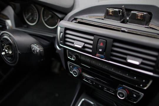 Schnell rübergewischt und fertig: Die Kunststoffflächen im Auto lassen sich gut mit feuchten Pflegetüchern reinigen.