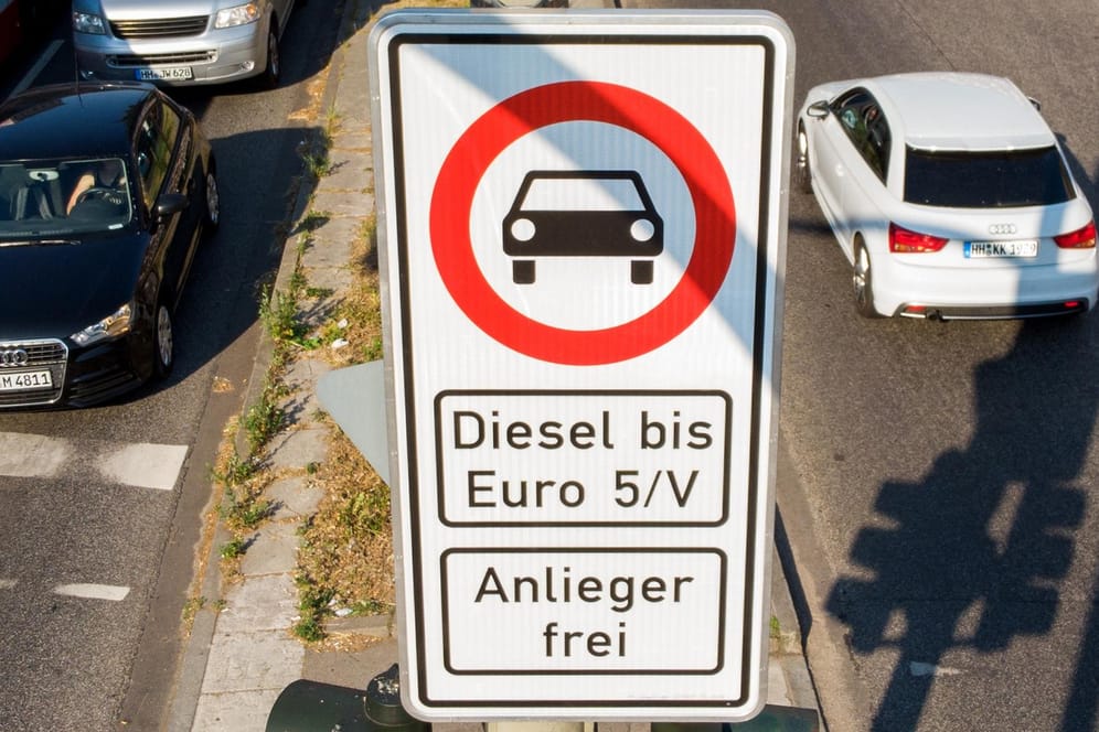 Fahrverbot in Hamburg: Nach jahrelangen Diskussionen über zu schmutzige Luft in deutschen Städten sollen Einwohner und Millionen Dieselbesitzer Klarheit über neue Gegenmaßnahmen bekommen.